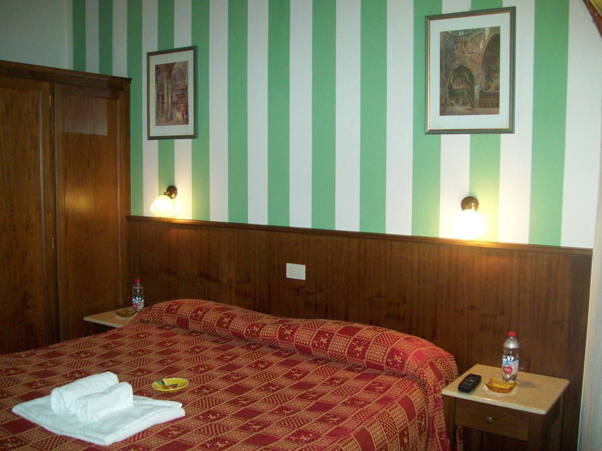 Hotel Excalibur Revello Eksteriør billede