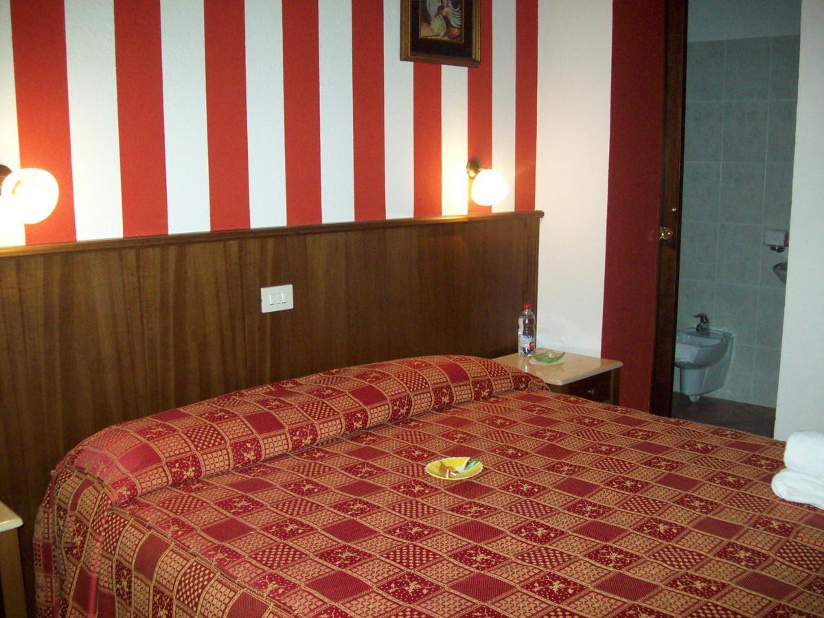 Hotel Excalibur Revello Eksteriør billede
